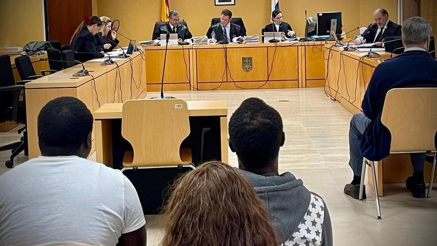 Absueltos los dos migrantes acusados de guiar a Tenerife un cayuco en el que murieron 80 personas