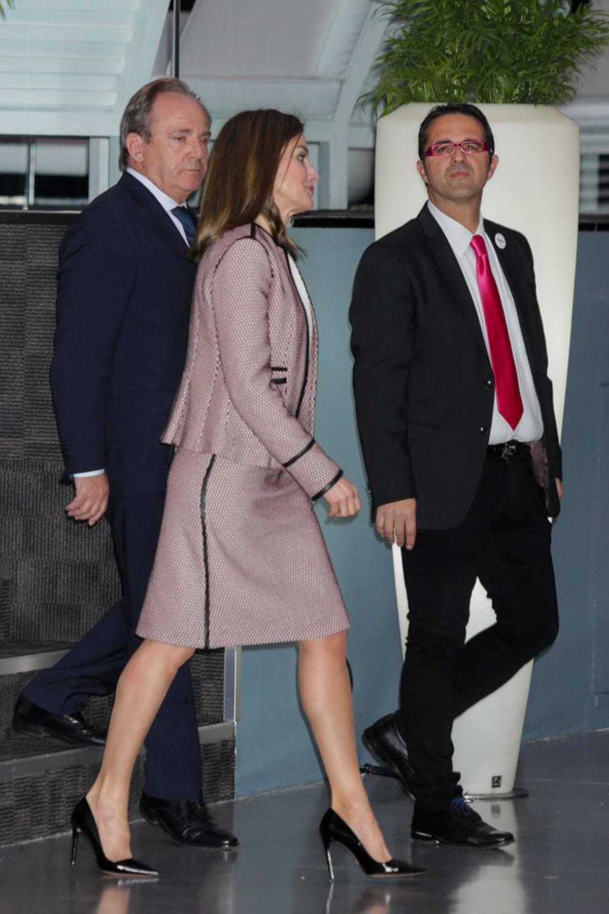 Letizia Ortiz ha combinado su traje de tweed rosa y negros con salones y bolso de mano negros