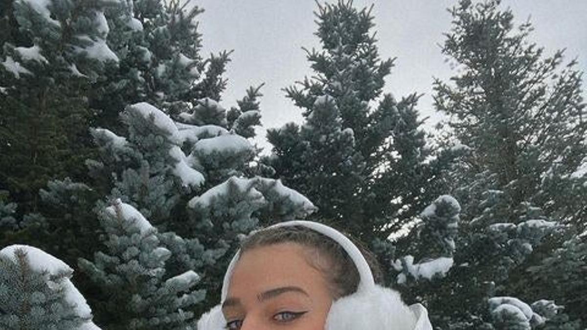Laura Escanes con orejeras en la nieve