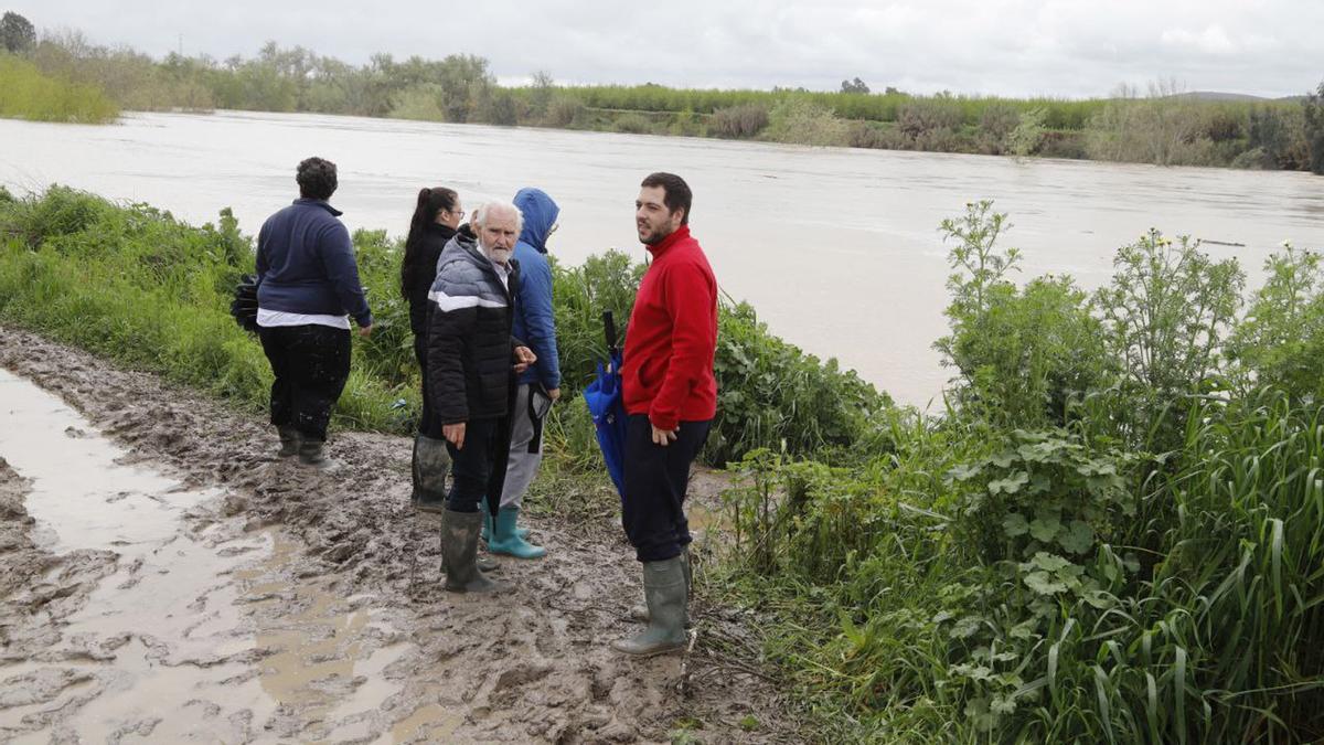 El río llega a las parcelas del entorno del aeropuerto