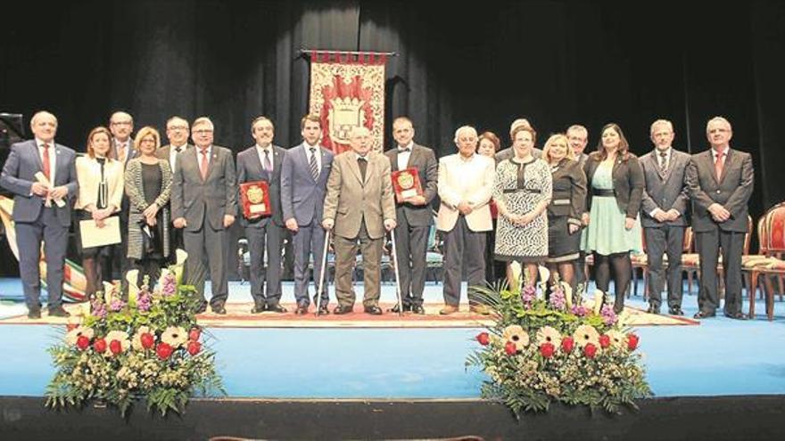 Reconocimientos institucionales en el día de la localidad