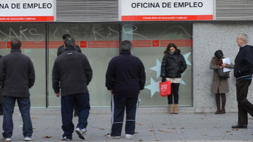 Personas ante una oficina del INEM.