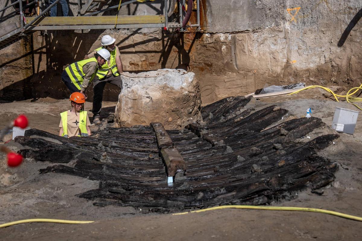 Un barco del siglo XV emerge entre las obras de la Ciutadella del Coneixement en Barcelona