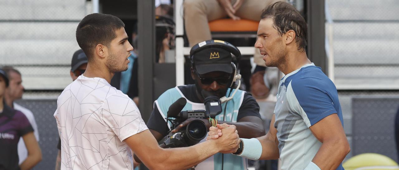 Nadal y Alcaraz se saludan al final del partido.