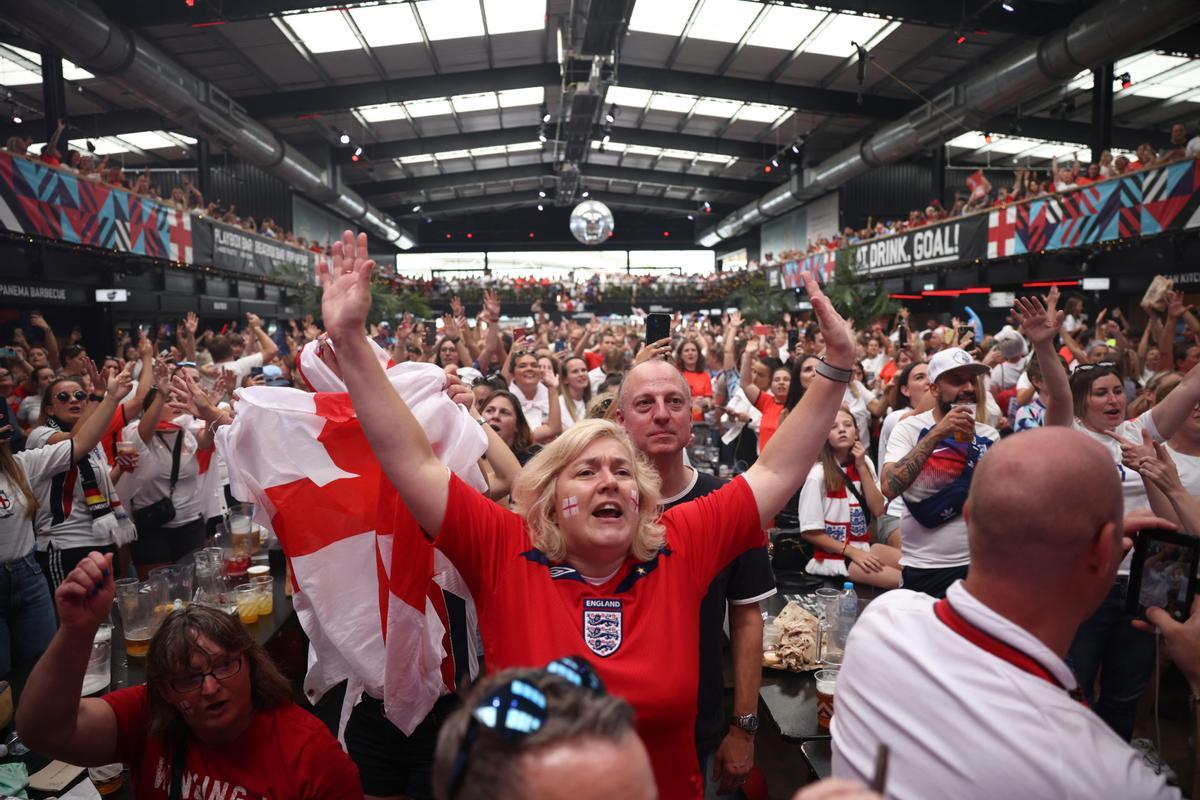 Aficionados ingleses en Boxpark Wembley durante el partido