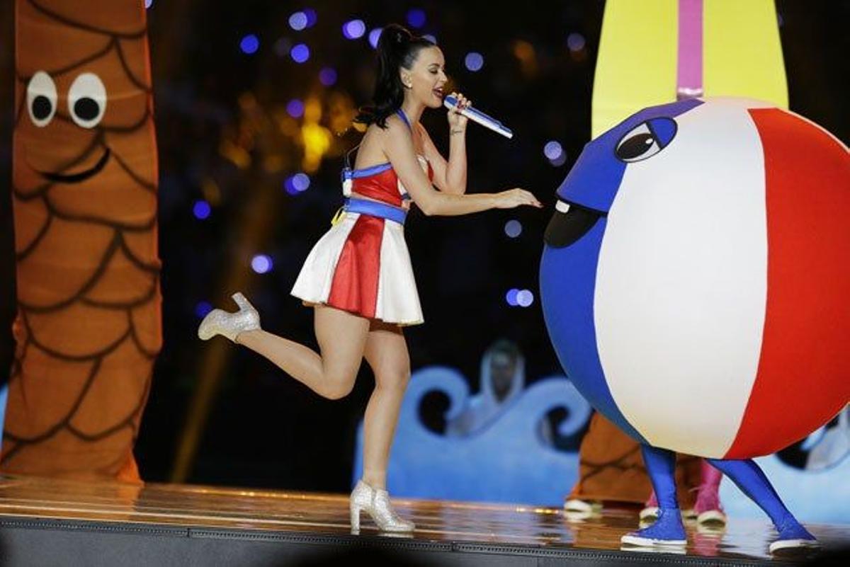 Katy Perry, con una bola de playa en su actuación de la Super Bowl 2015