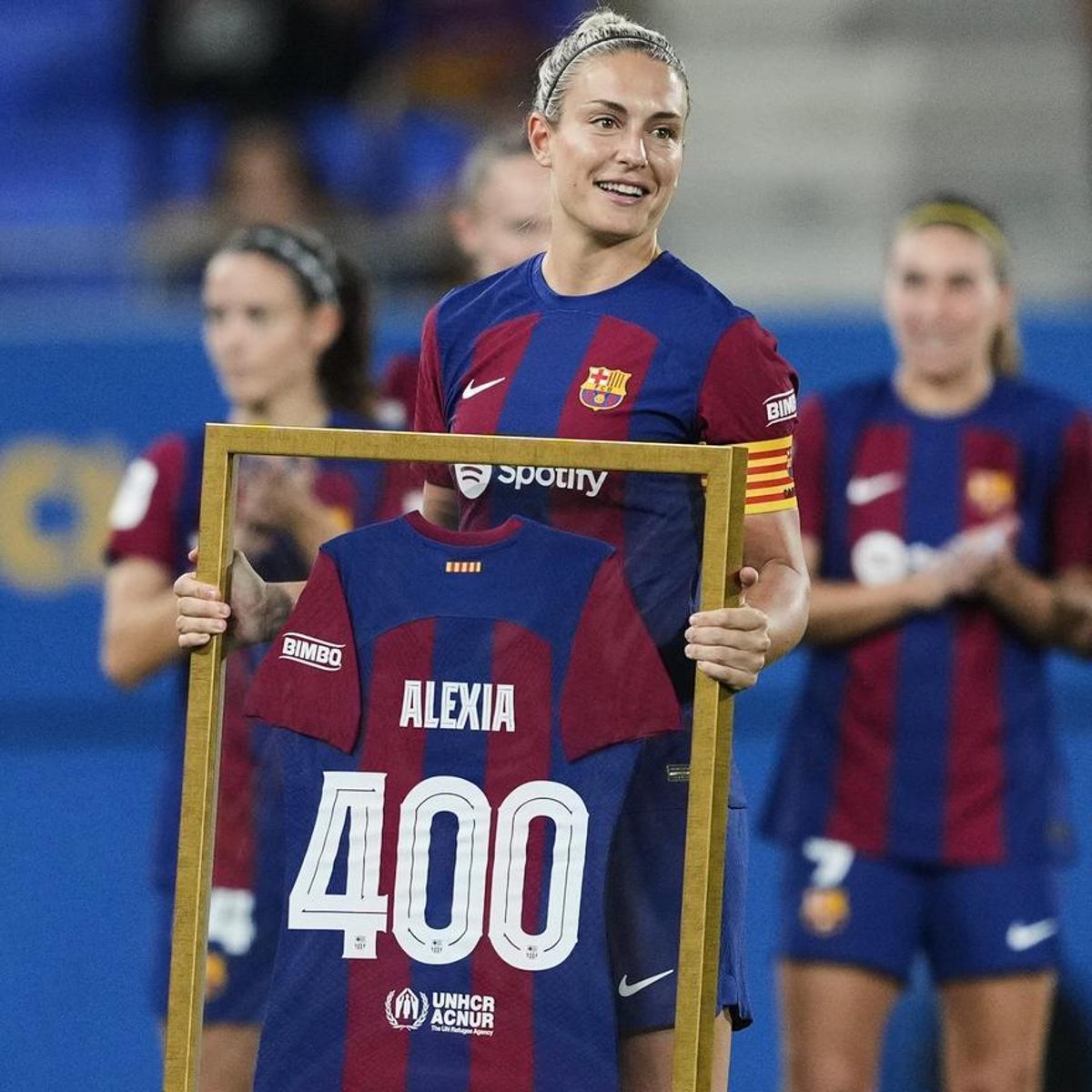 Alexia Putellas posa con la camiseta conmemorativa de los 400 partidos.