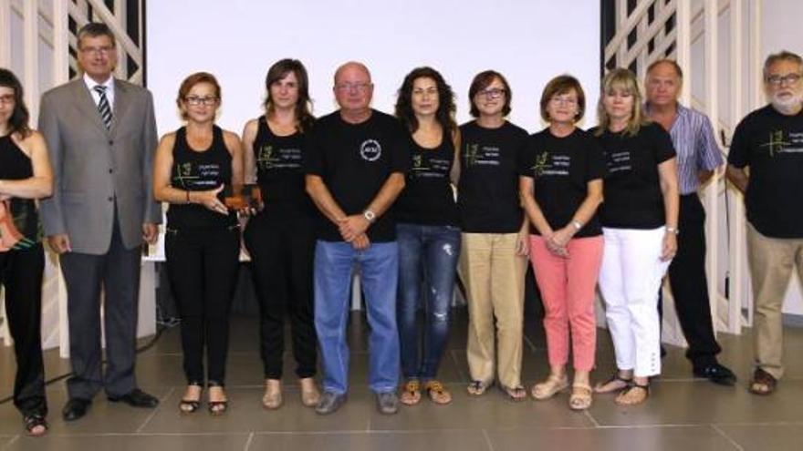 Los representantes de la Asociación de Víctimas del Metro 3 de Julio, tras recibir el premio, junto al director adjunto de Levante-EMV y la periodista Laura Ballester.
