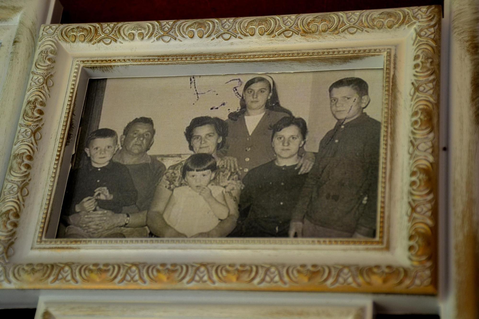 Foto familiar que puede verse en el comedor del restaurate, con los fundadores y sus hijos.