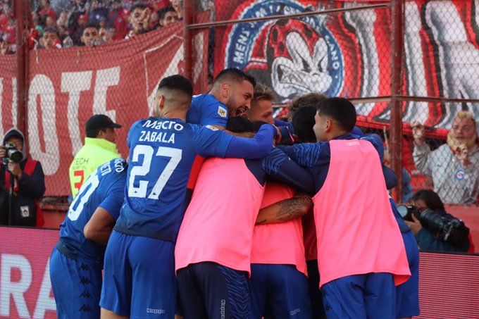 Los jugadores del Tigre se abrazan para celebrar su pase a la final