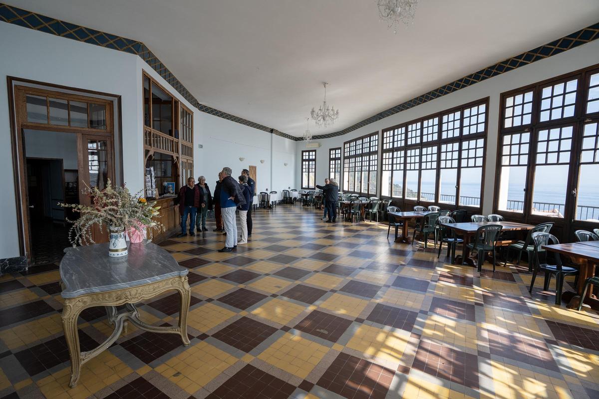 El menjador i la recepció de l'antic hotel amb una terrassa que mira al mar.