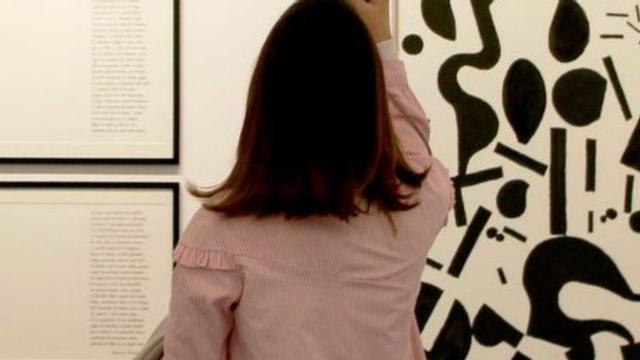 Visitante en el museo.