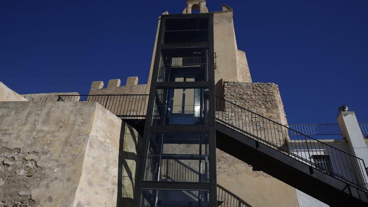 El nuevo ascensor que mejora la accesibilidad al castillo de Cullera.