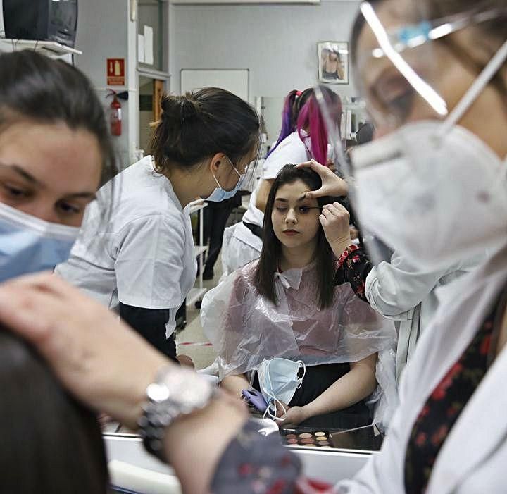 Labores de maquillaje y peluquería. 