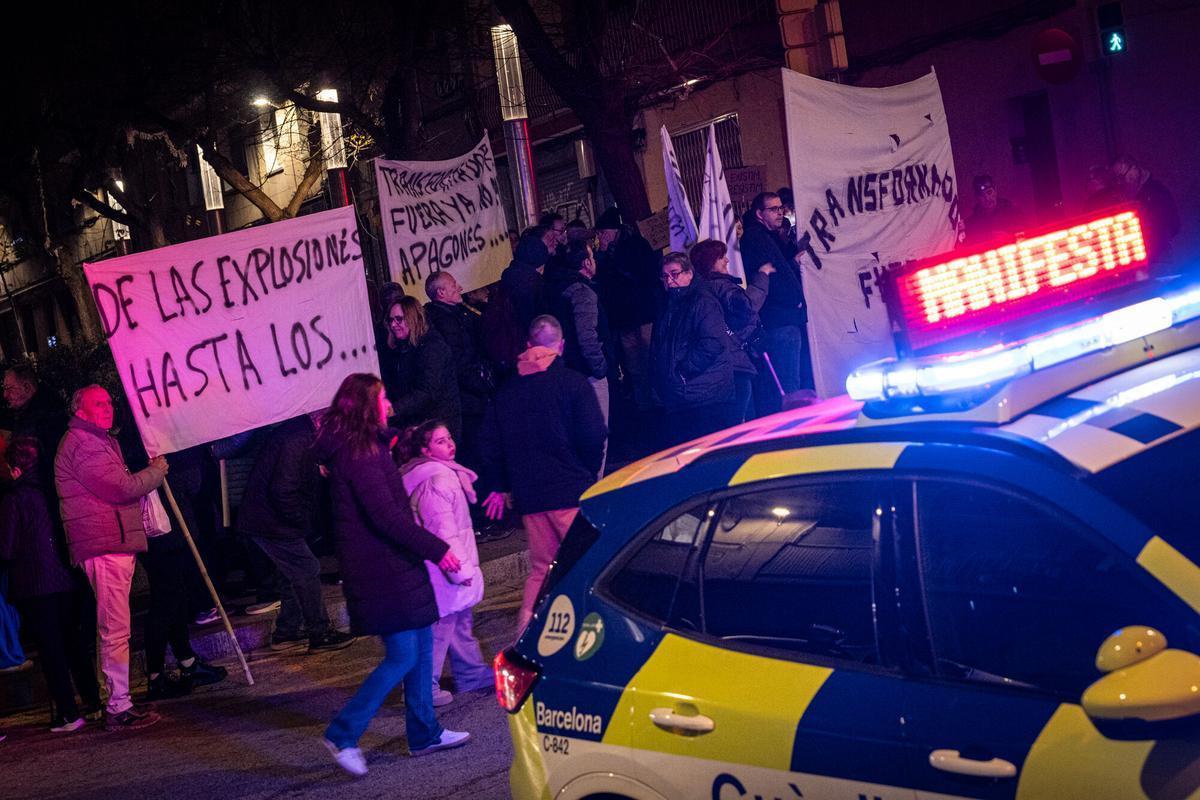 Manifestación de vecinos de la Prosperitat que piden una solución para los cortes de luz que sufren y el traslado de un transformador que se incendió en septiembre. Manifestación de vecinos de la Prosperitat que piden una solución para los cortes de luz que sufren y el traslado de un transformador que se incendió en septiembre.