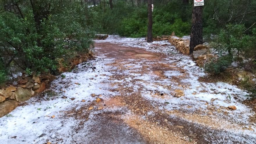 El granizo cubre de blanco la Plana del Montgó de Xàbia