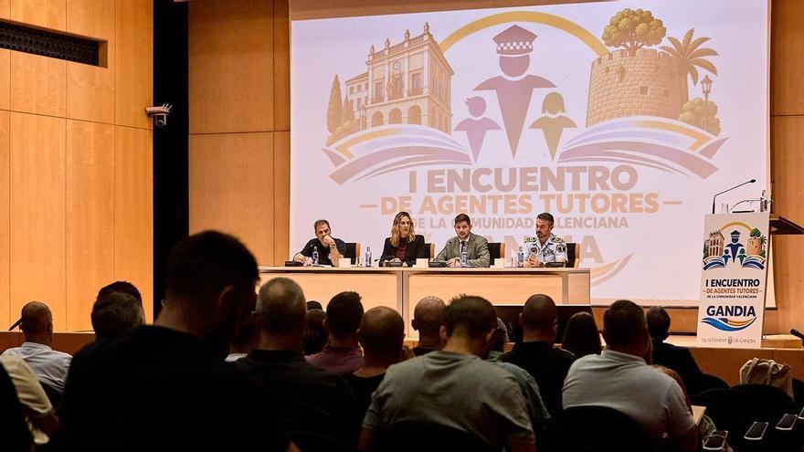 De la calle a las aulas: los agentes tutores de Gandia refuerzan su papel para proteger a los menores