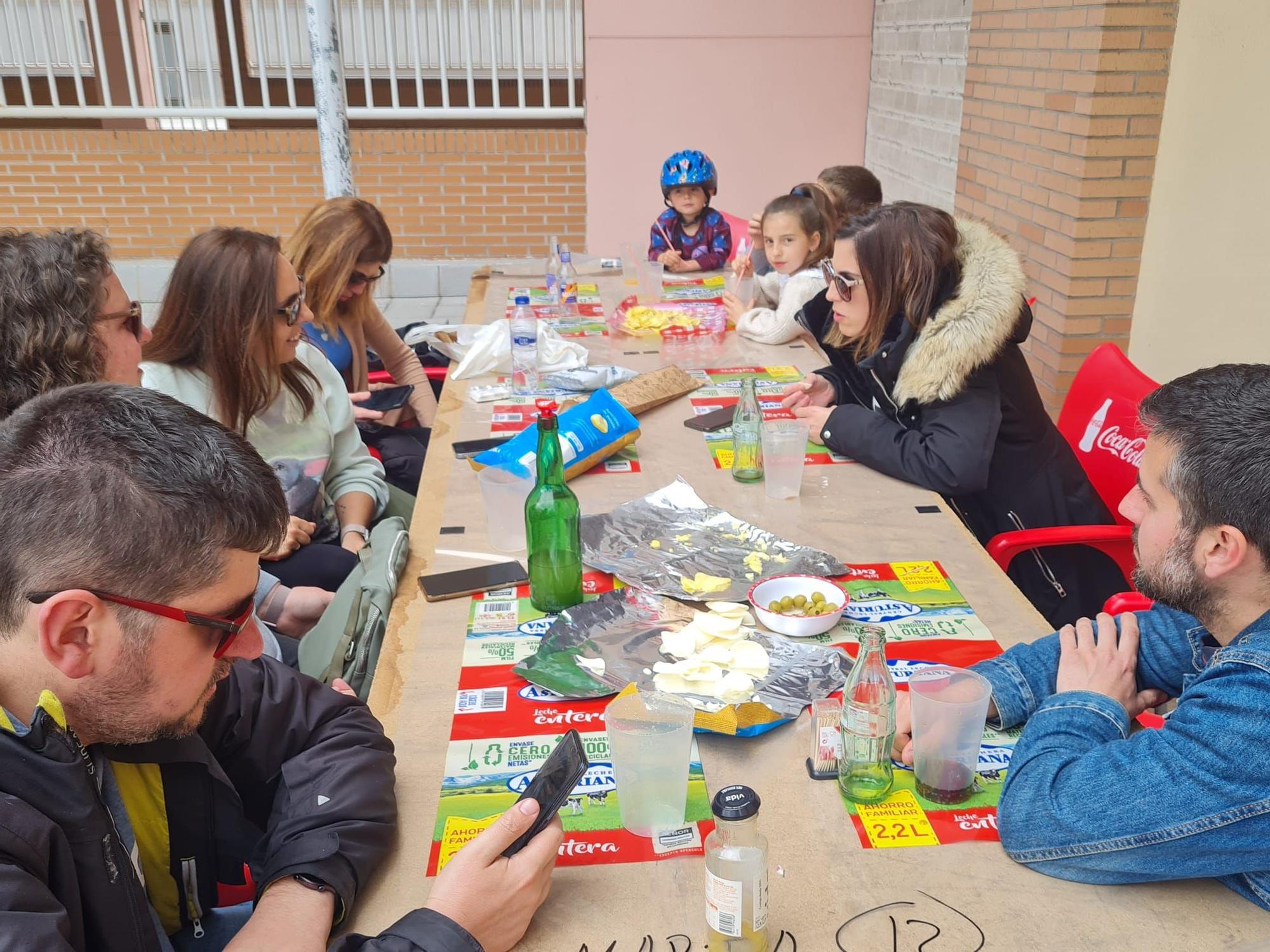 EN IMÁGENES: La comida popular de las fiestas del Puchero de Villalegre, en Avilés