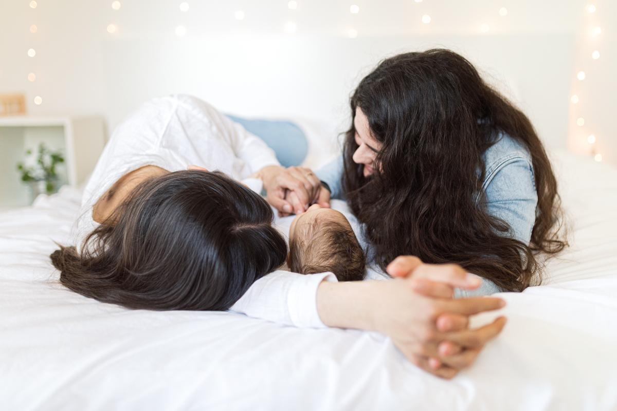 Parelles de lesbianes que viatgen a Barcelona per inseminar-se i després els seus països no les reconeixen com a mares