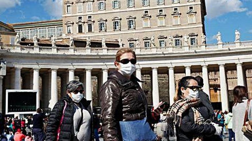 Varias mujeres con mascarilla en el Vaticano.