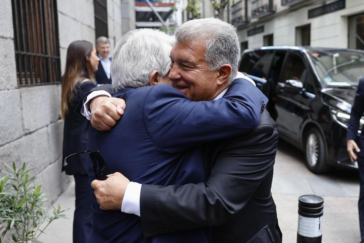 Enrique Cerezo y Joan Laporta se abrazan antes de una comida de directivas