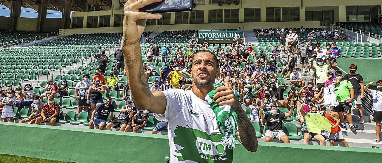 Omar Mascarell se hace un selfie con la afición, ayer, durante su presentación