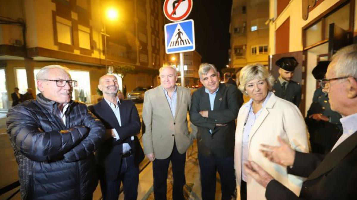 La delegada del Consell en Alicante, la oriolana Antonia Moreno, junto a jueces de Agua y representantes del regadío tradicional de la Vega Baja, a las puertas del Teatro Cortés de Almoradí