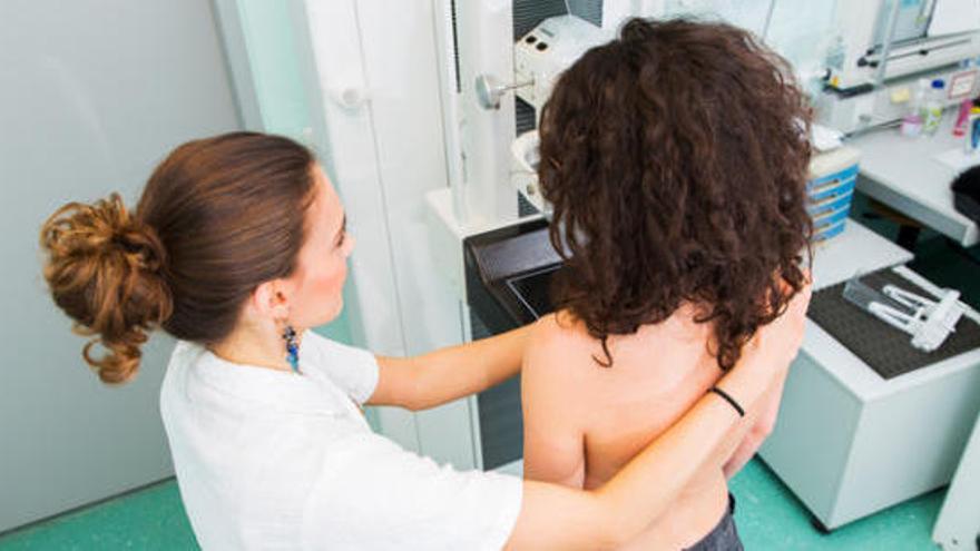Una pacient es fa una mamografia, en una imatge d&#039;arxiu