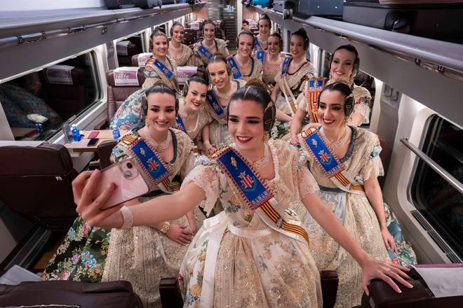 La Fallera Mayor de València y su corte, camino de Madrid