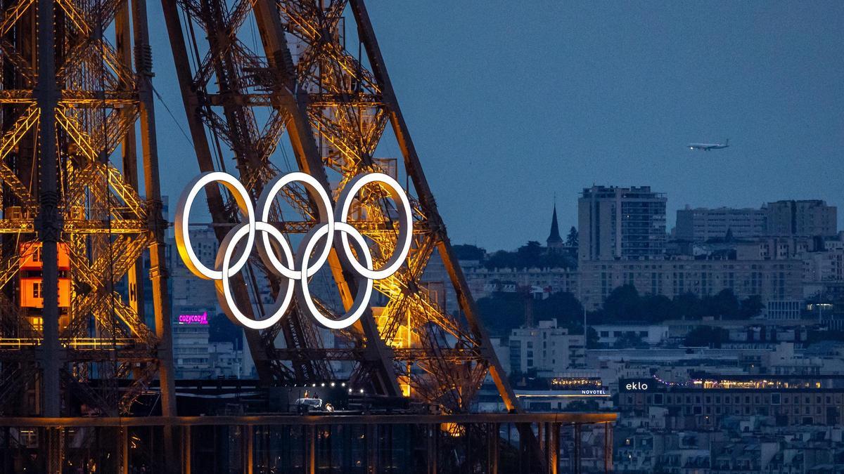 Los anillos olímpicos en la Torre Eiffel de París.