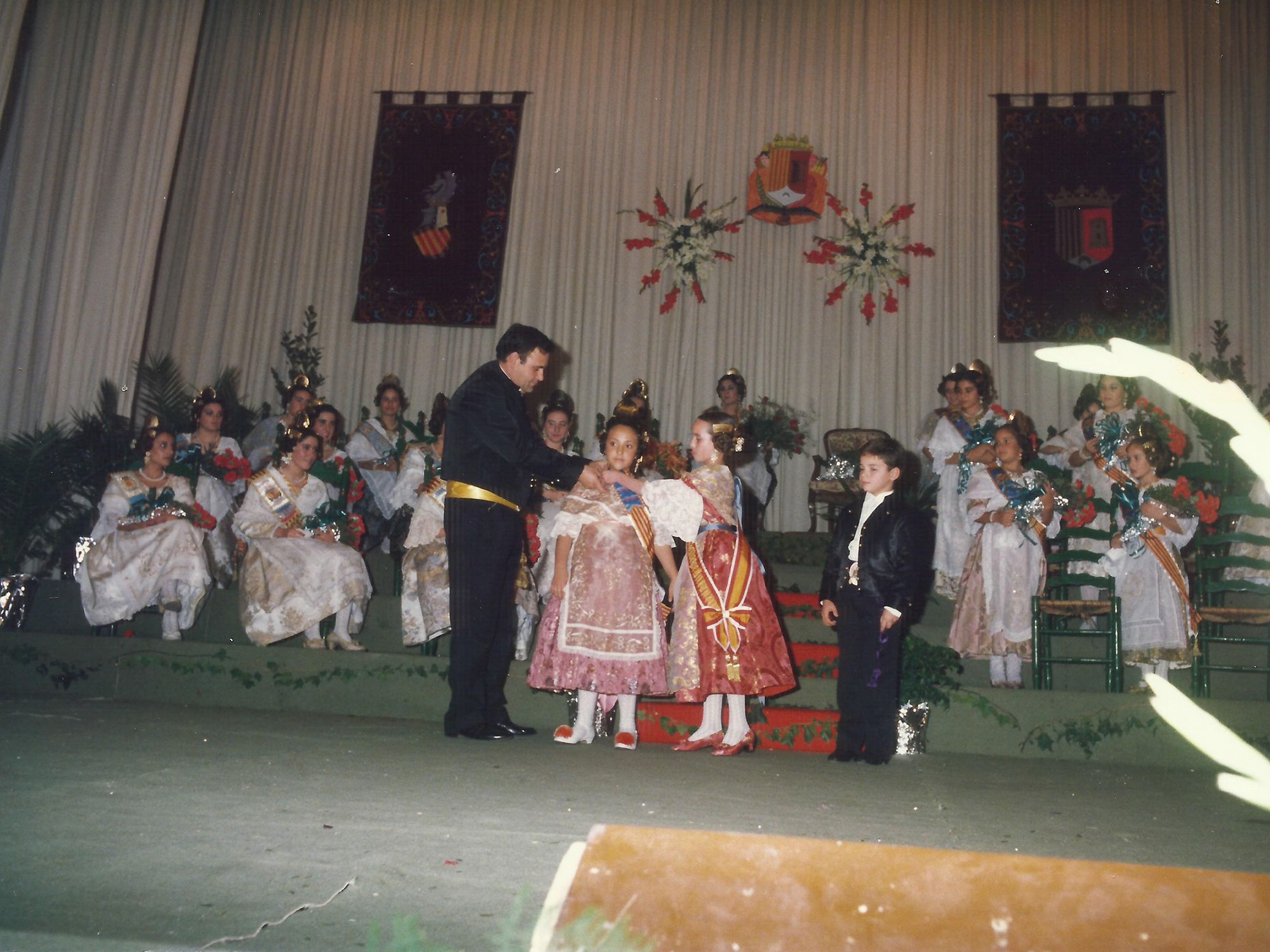 1987. Presentació de la fallera major de Paterna en La Salle.jpg