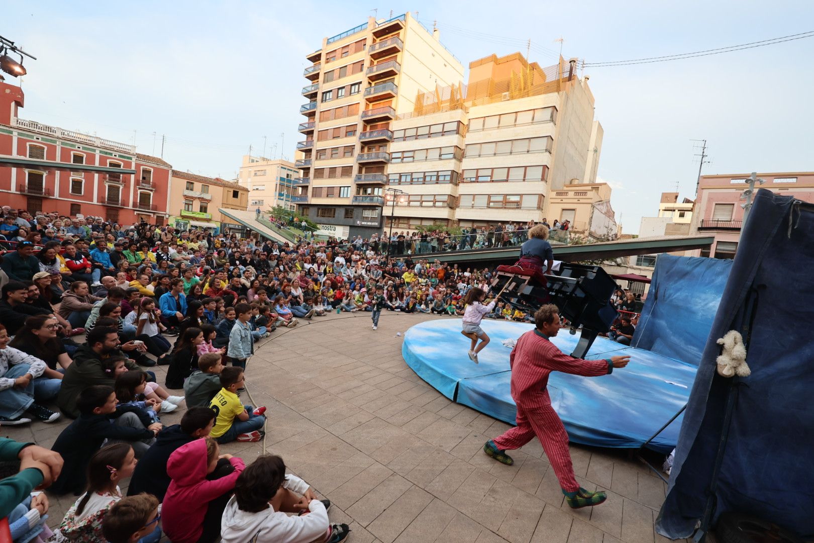 El Festival de Teatre de Carrer sigue llenando calles y plazas de Vila-real
