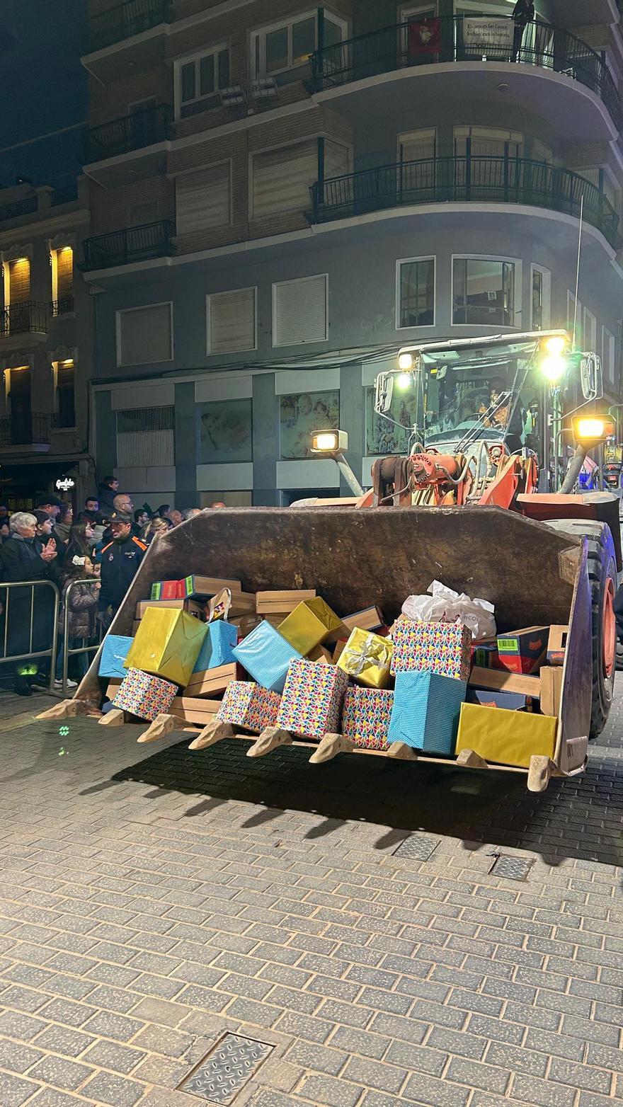 Los Reyes Magos visitan Algemesí.