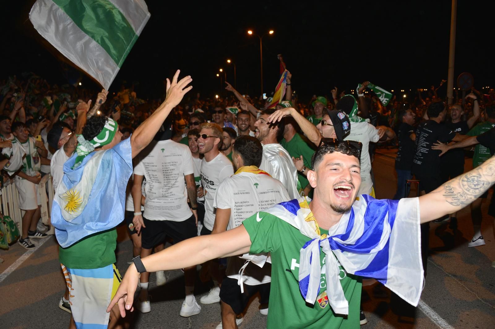 La afición del Elche recibe a los héroes del ascenso a su llegada al Martínez Valero