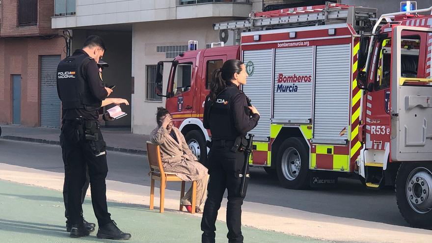 Un incendio en una casa de Santiago el Mayor manda al hospital a una mujer y acaba con la vida de sus mascotas