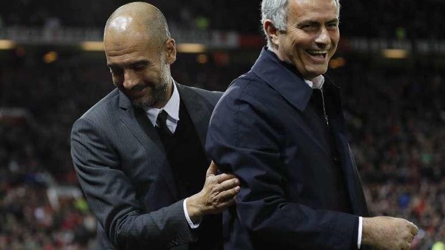 Guardiola y Mourinho, en un derbi de la pasada temporada. // Reuters