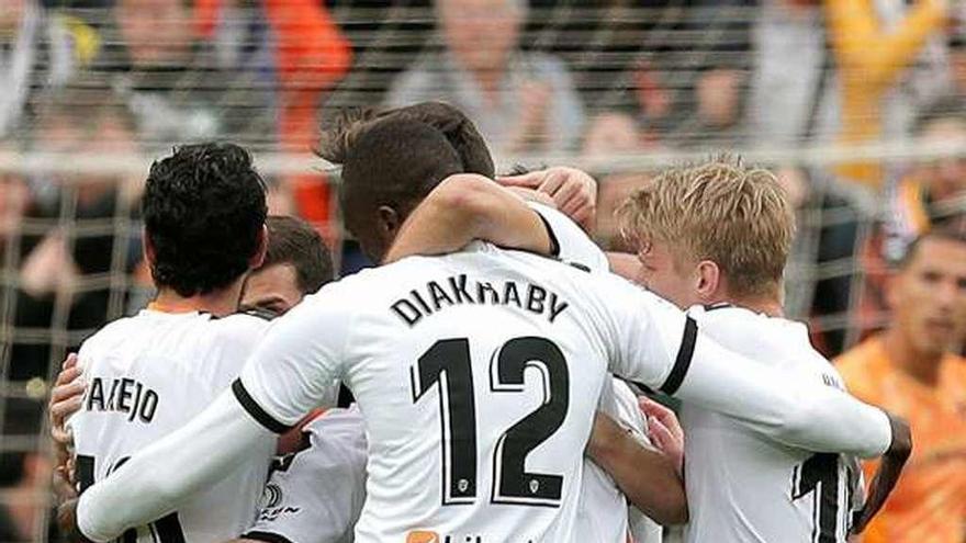 Los jugadores del Valencia celebran un gol. // Kai Försterling