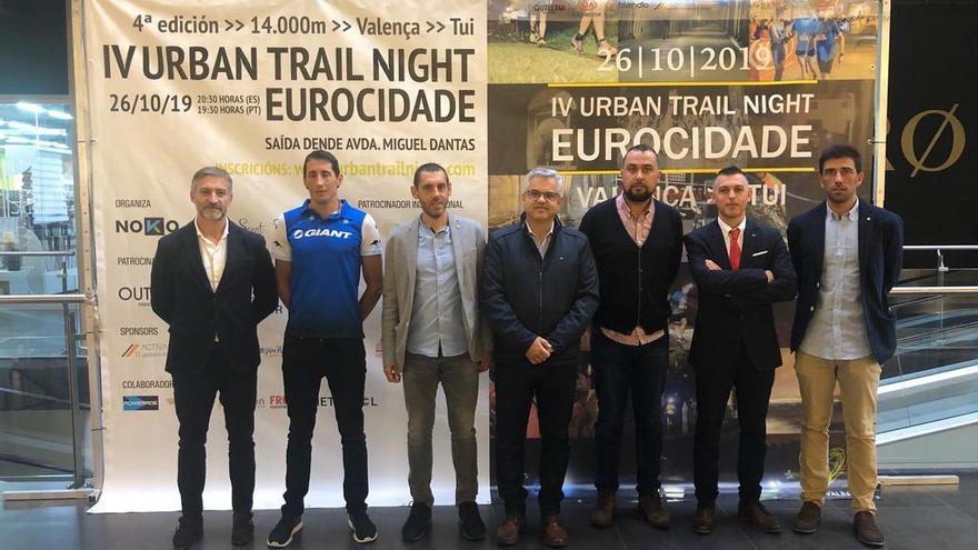 Gustavo Rodríguez (segundo por la izquierda), con los organizadores y patrocinadores de la prueba.