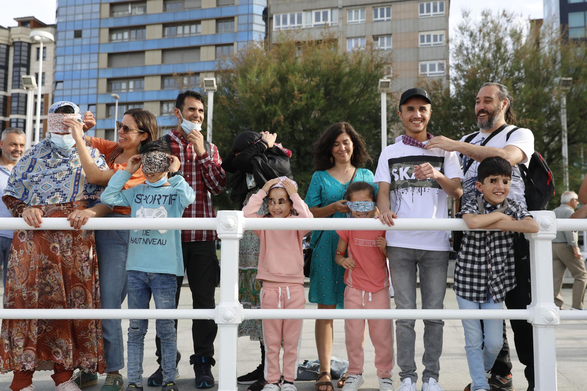 En imágenes: El expolicía afgano Tahir se reencuentra con su familia, que ve por primera vez el mar en Gijón