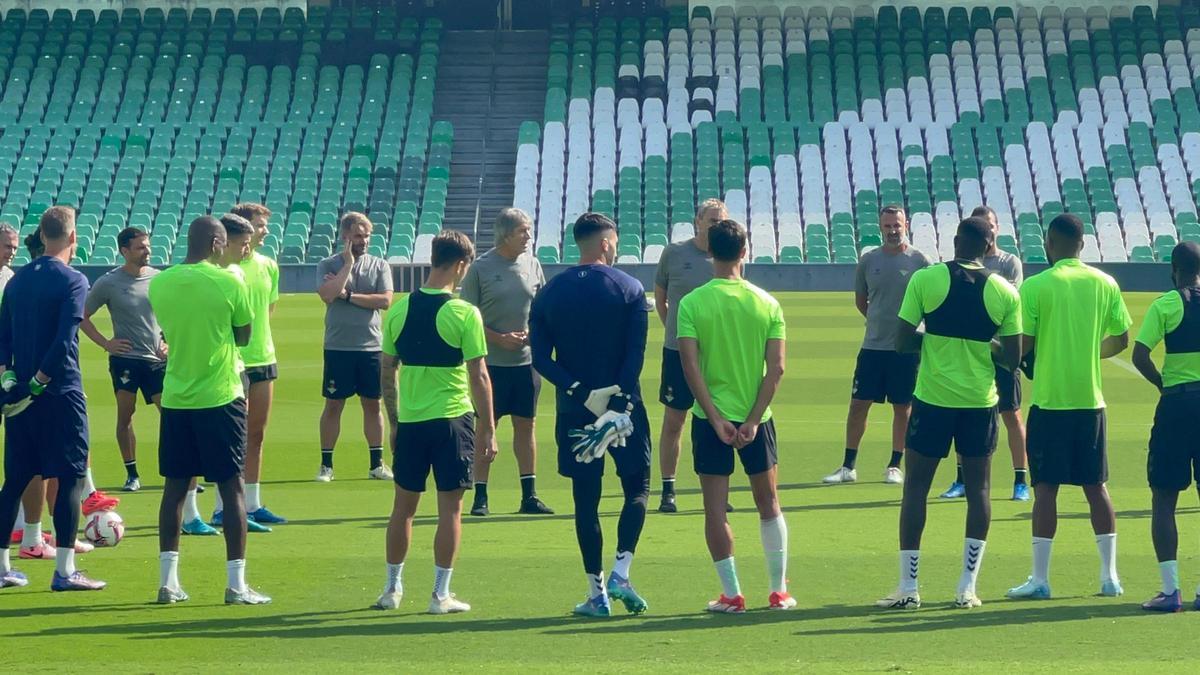 Entrenamiento del Real Betis Balompié en el Benito Villamarín previo al Leganés