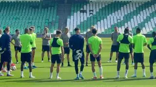 Entrenamiento del Real Betis Balompié en el Benito Villamarín previo al Leganés