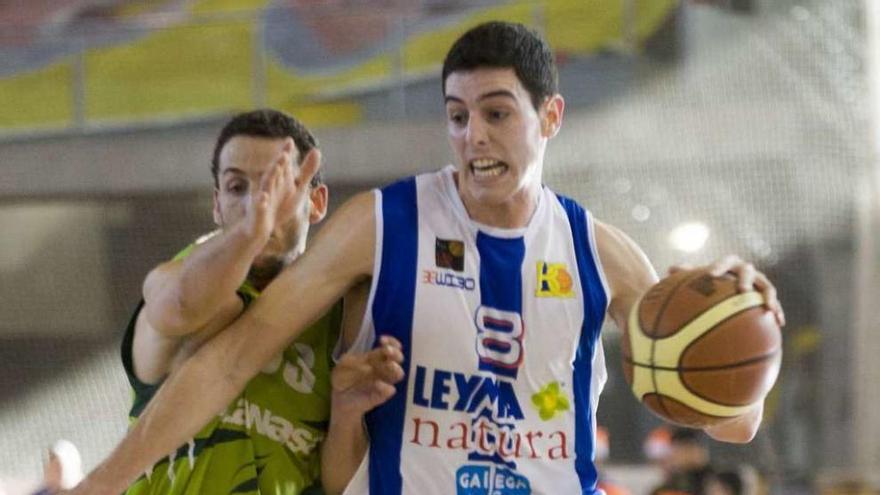 Ángel Hernández intenta deshacerse de un rival en el partido de ayer en Riazor.