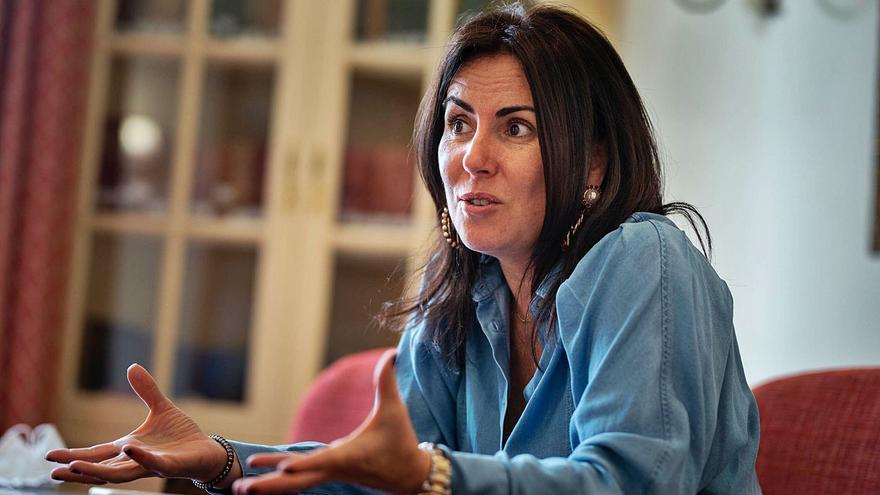 Carmen Rubio en un momento de la entrevista en una de las salas del Real Casino de Tenerife.