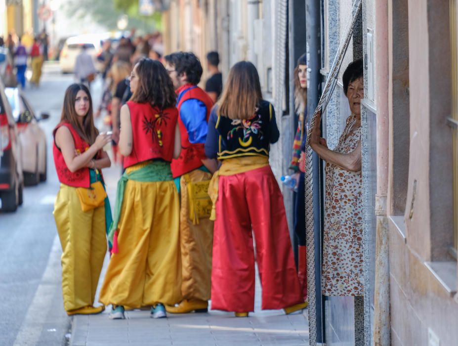 Millones de papelitos sobrevolaron a los miles de eldenses que se apiñaron cerca del castillo de Embajadas para escuchar y cantar el pasodoble Idella, que marca el comienzo de las fiestas