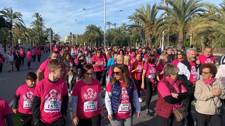 Miles de personas participan en la marcha contra el cáncer de mama en Elche