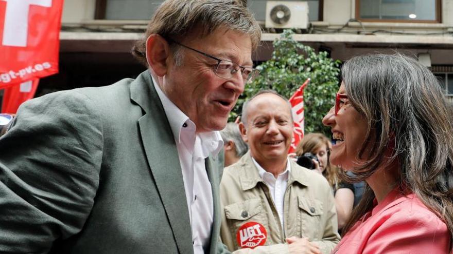 Ximo Puig y Mónica Oltra se saludan al inicio de la manifestación del Primero de Mayo en Valencia