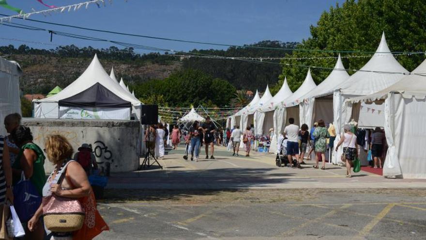 La Feira de Oportunidades trae a Cangas artículos ‘low cost’ de 27 comercios