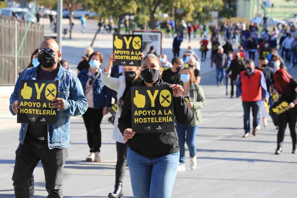 Hosteleros colapsan el centro de Lorca reclamando la apertura de sus negocios