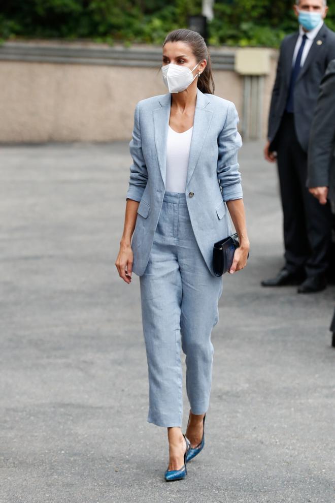 La reina Letizia hace gala de su estilo 'working' con un traje de lino de Adolfo Domínguez combinado con accesorios en azul marino