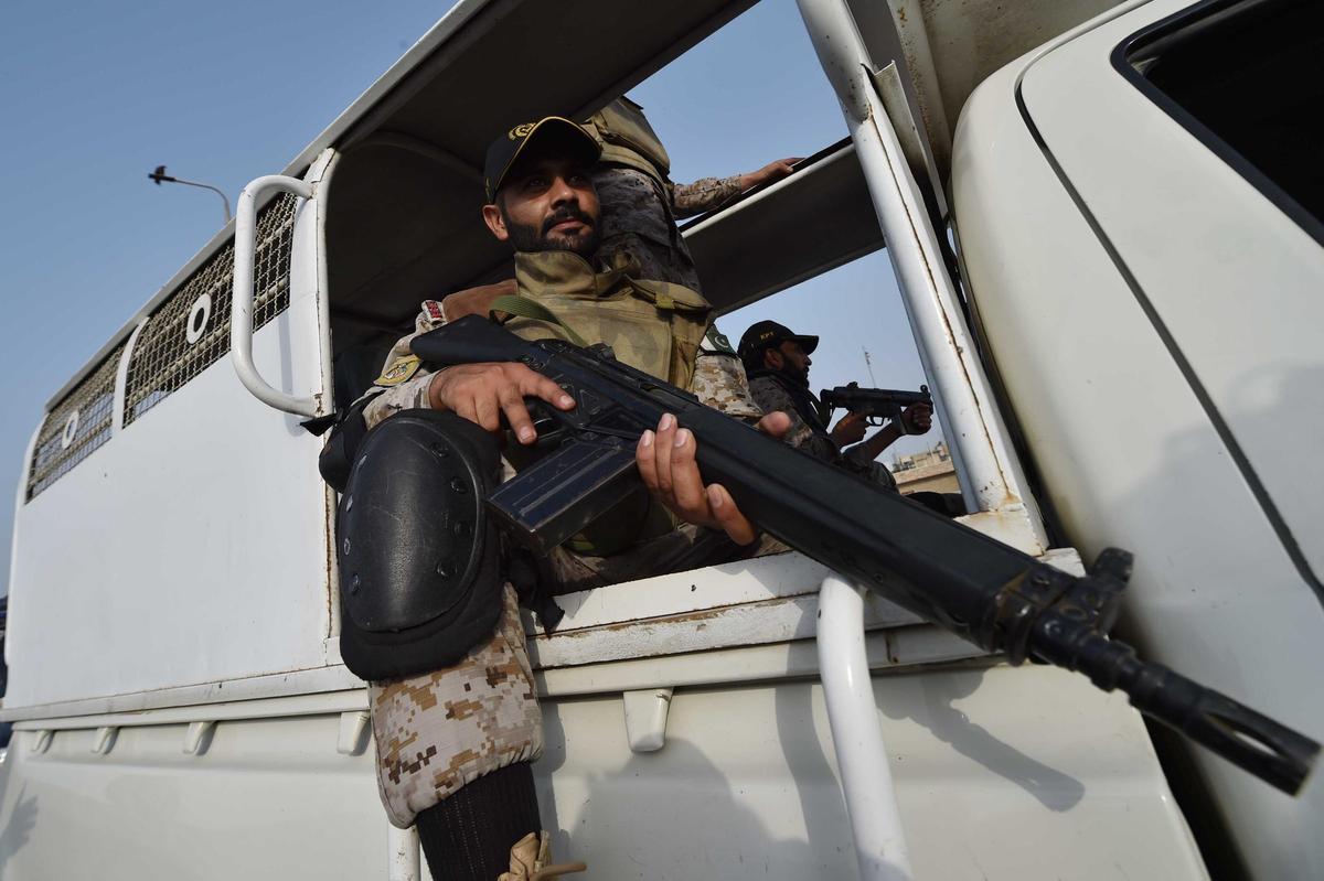 Funcionarios de seguridad pakistaníes vigilan el puerto de Karachi.